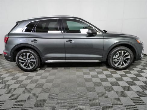 Used 2022 Audi Q5 2.0T Premium w/ Convenience Package AWD/4WD image 2