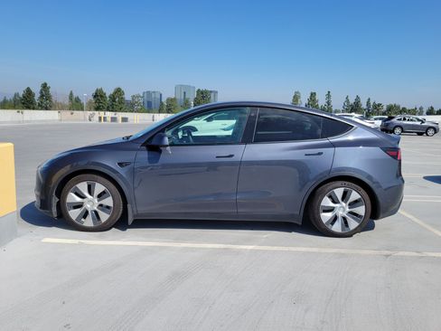 Used 2021 Tesla Model Y Long Range image 2