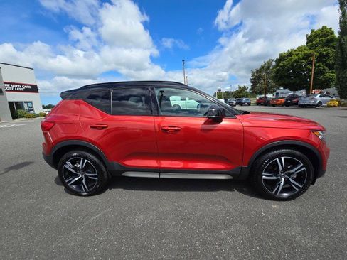 Used 2021 Volvo XC40 T5 R-Design image 3