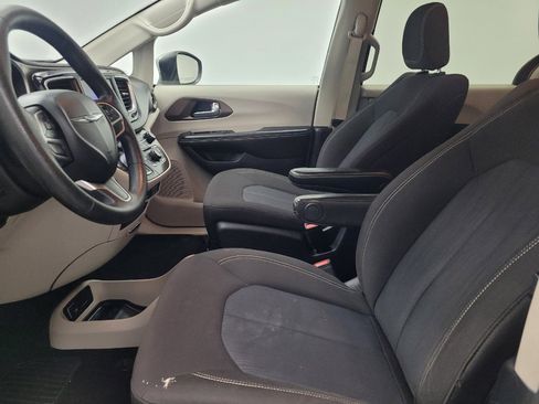 Used 2020 Chrysler Voyager L image 17