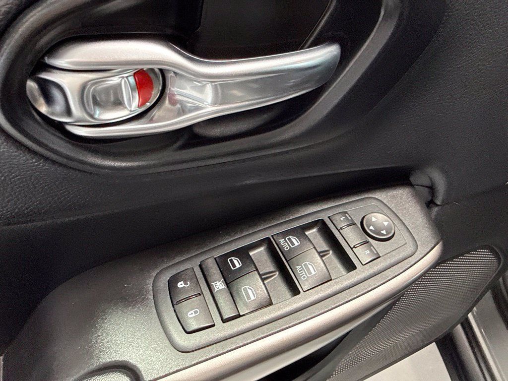 Used 2020 Jeep Cherokee Latitude Plus w/ Cold Weather Group AWD/4WD image 19