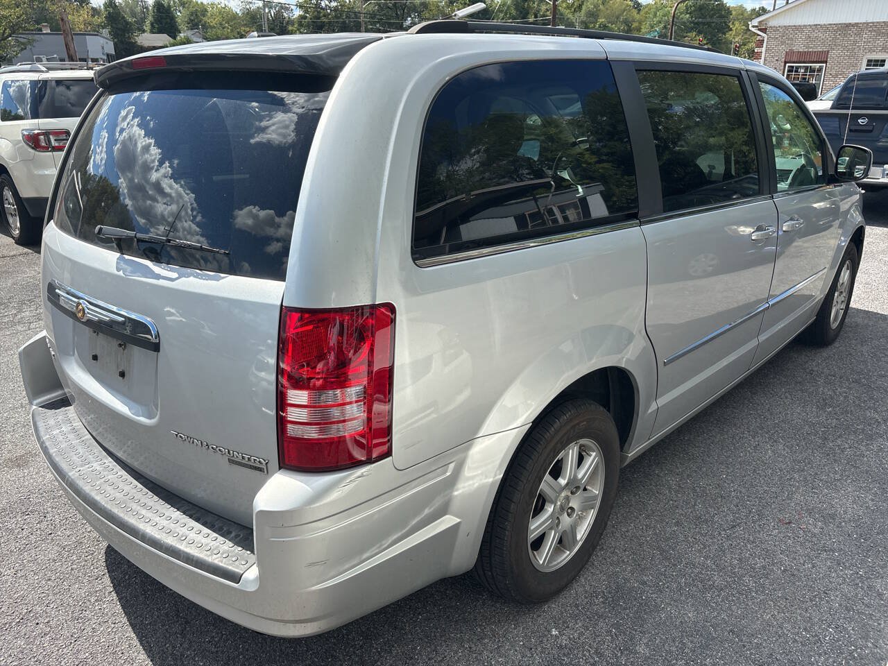 Used 2010 Chrysler Town & Country Touring FWD image 9