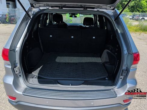 Used 2019 Jeep Grand Cherokee Laredo AWD/4WD image 13