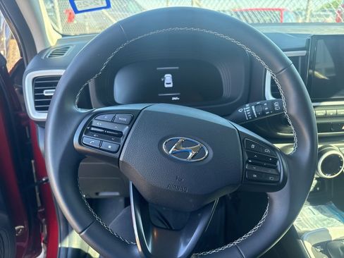 Used 2024 Hyundai Venue Limited image 9