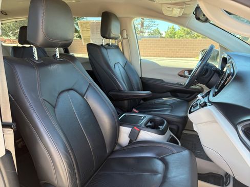 Used 2018 Chrysler Pacifica Touring-L Plus FWD image 35