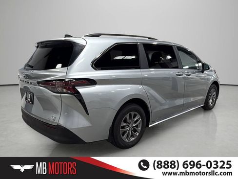 Used 2024 Toyota Sienna LE FWD image 3
