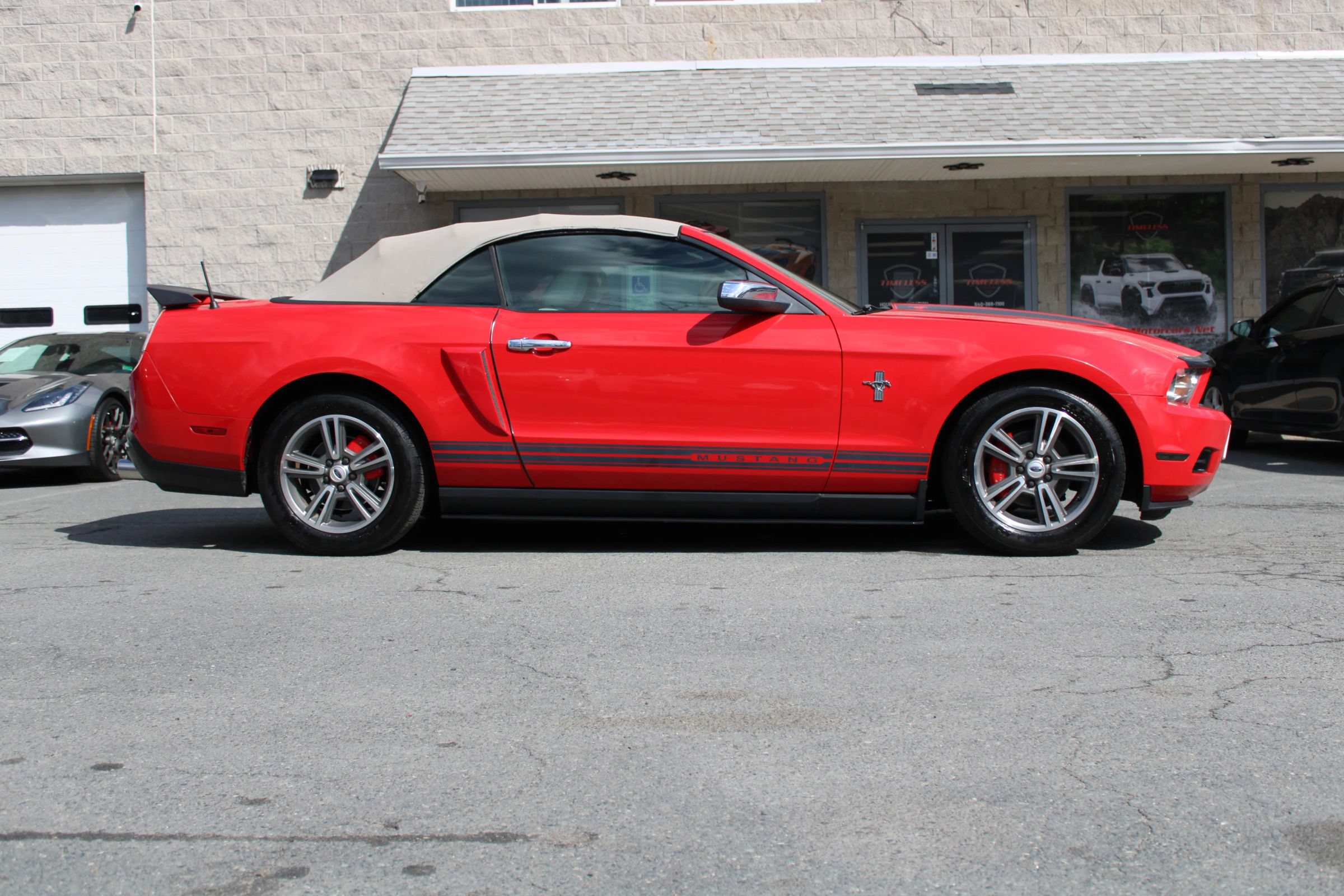 Used 2010 Ford Mustang Convertible RWD image 22