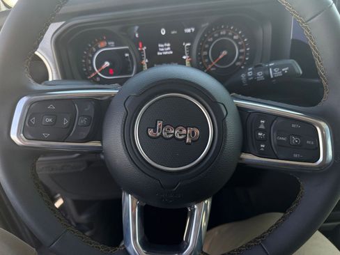 Used 2025 Jeep Wrangler Sahara image 27