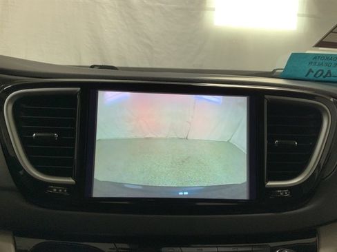 Used 2023 Chrysler Pacifica Touring-L image 40