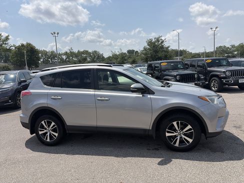 Used 2018 Toyota RAV4 XLE AWD/4WD image 4