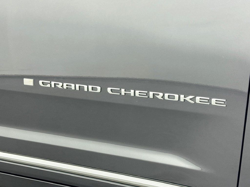 Used 2022 Jeep Grand Cherokee Summit w/ Luxury Tech Group V AWD/4WD image 11