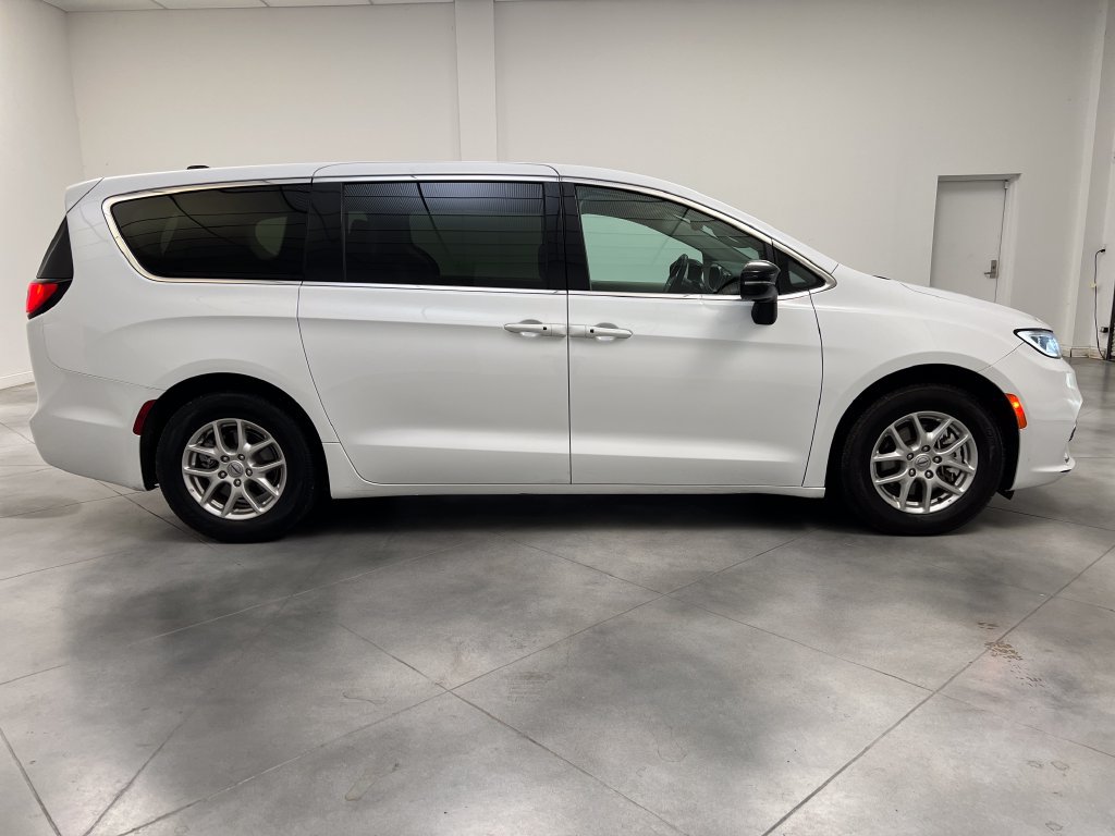 Used 2024 Chrysler Pacifica Touring-L FWD image 10