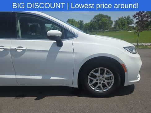 Used 2023 Chrysler Pacifica Touring-L FWD image 5