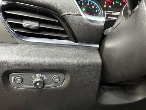 Used 2019 Chevrolet Traverse LT image 16