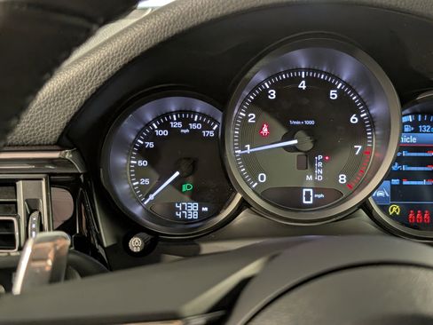 Certified 2025 Porsche Macan image 30