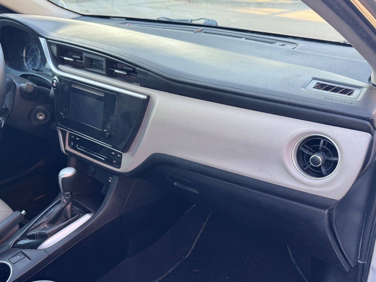 Used 2019 Toyota Corolla LE w/ Carpet Mat Package (TMS) FWD image 10