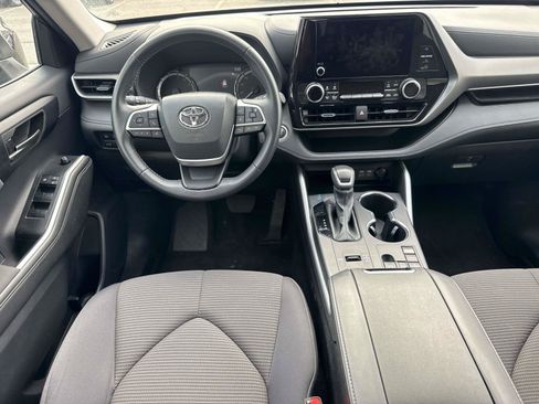 Used 2025 Toyota Highlander LE FWD image 14