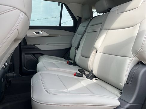 Used 2025 Ford Explorer Active w/ Active Comfort Package RWD image 12