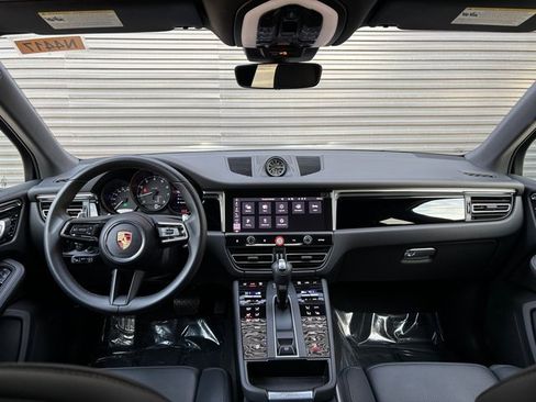 Certified 2025 Porsche Macan image 13