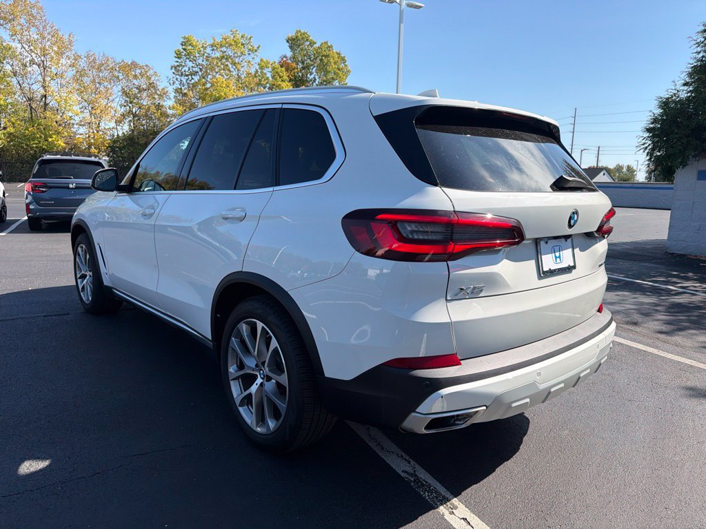 Used 2022 BMW X5 xDrive40i w/ Premium Package AWD/4WD image 3