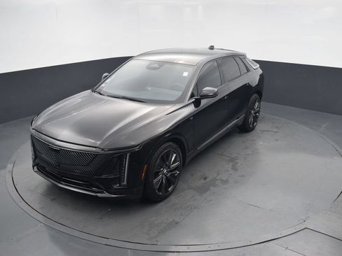 Certified 2024 Cadillac Lyriq Luxury AWD/4WD image 40