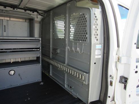 Used 2015 Chevrolet Express 2500 RWD image 17