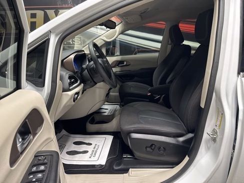 Used 2024 Chrysler Voyager LX FWD image 5