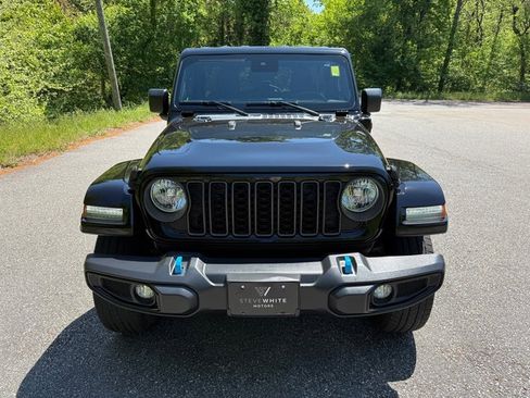 Used 2024 Jeep Wrangler Unlimited AWD/4WD image 3