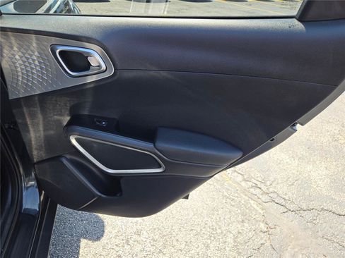 Used 2025 Kia Soul LX w/ LX Technology Package FWD image 9