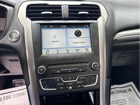 Used 2018 Ford Fusion SE w/ Fusion SE Technology Package FWD image 18