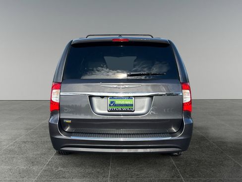 Used 2016 Chrysler Town & Country Touring FWD image 9