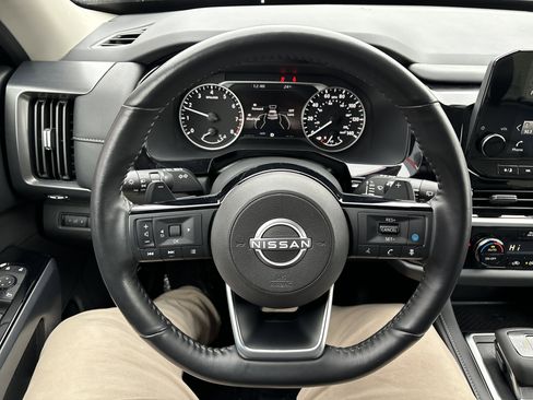 Used 2024 Nissan Pathfinder SL w/ Black Appearance Package image 19