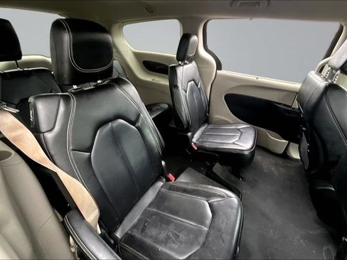Used 2023 Chrysler Pacifica Touring-L FWD image 25