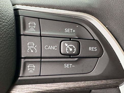 Used 2023 Jeep Grand Cherokee Limited w/ Luxury Tech Group II image 21