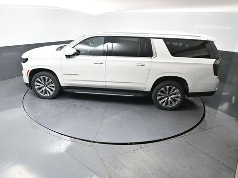 Used 2025 Chevrolet Suburban High Country AWD/4WD image 48