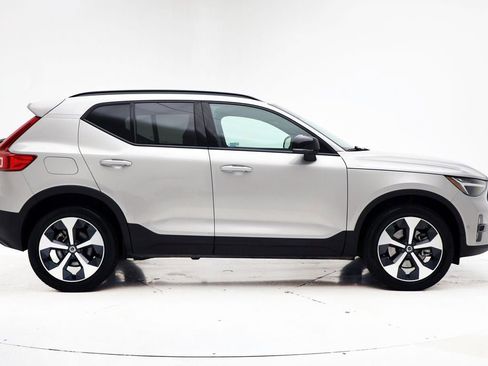 Used 2025 Volvo XC40 B5 Plus image 3