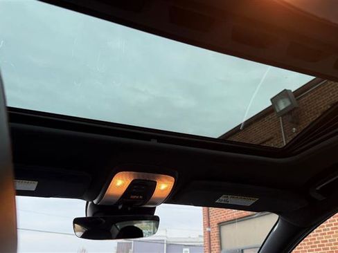 Used 2016 Volvo S60 T5 R-Design image 23