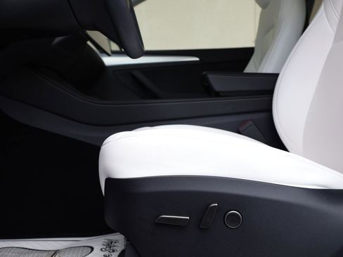 Used 2024 Tesla Model Y Long Range RWD image 16
