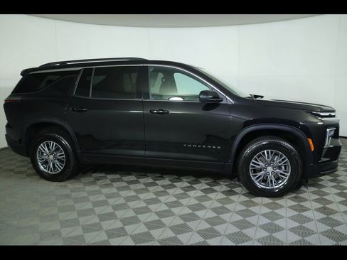 Used 2025 Chevrolet Traverse LT image 2