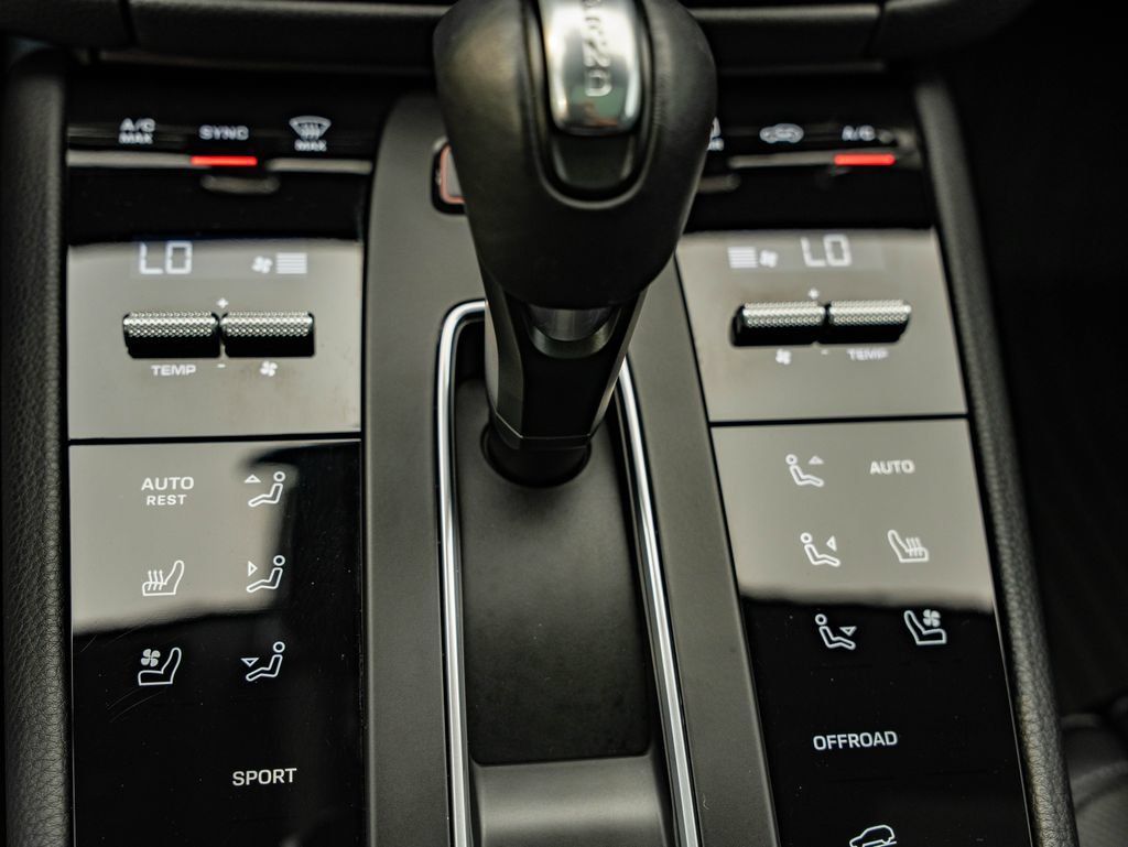 Certified 2026 Porsche Macan AWD/4WD image 32