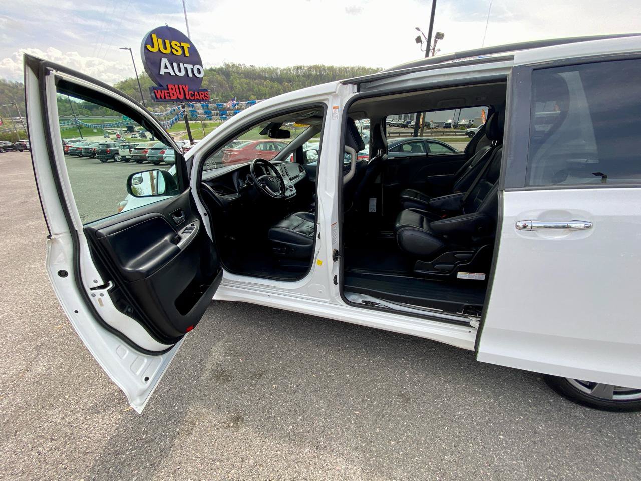 Used 2019 Toyota Sienna SE FWD image 15