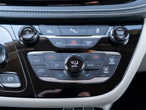 Used 2024 Chrysler Pacifica Select image 29