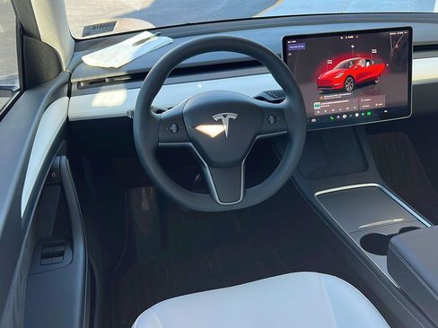 Used 2024 Tesla Model Y Long Range image 18