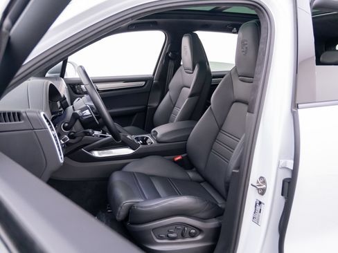 Used 2023 Porsche Cayenne Turbo AWD/4WD image 4
