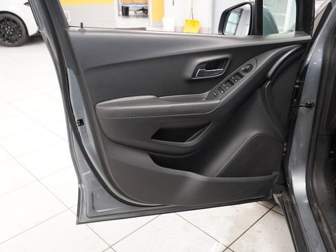 Used 2019 Chevrolet Trax LT w/ LT Convenience Package image 5