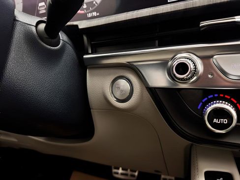 Used 2025 Kia Telluride SX w/ SX Captain's Chair Package FWD image 19