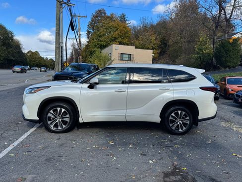 Used 2020 Toyota Highlander XLE image 3