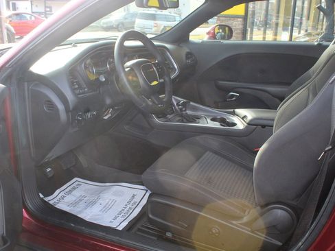 Used 2018 Dodge Challenger SXT image 9