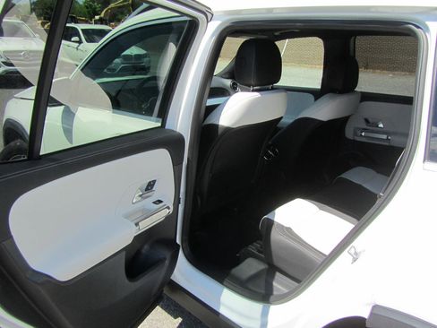 Used 2021 Mercedes-Benz GLB 250 4MATIC image 19