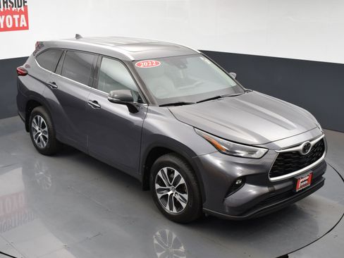 Used 2022 Toyota Highlander XLE image 26